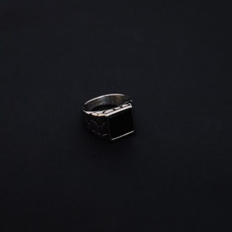 Anello fascione pietra quadrata centrale Nera, acciaio inox anallergico